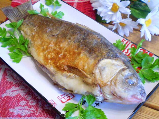 Il pesce poco cotto è causa di infezione da parassiti